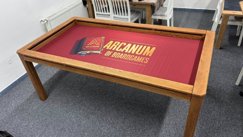 Deskoherní stůl v Legendě